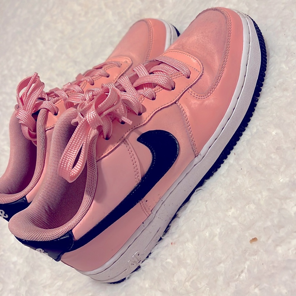Nike shoes l/ between light pink & hot pink